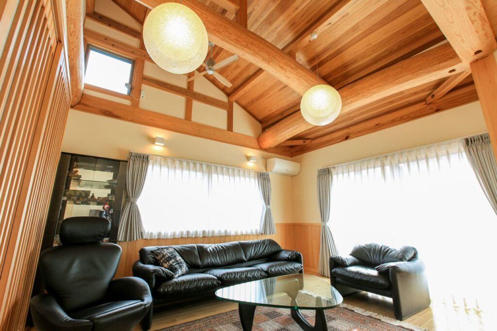 大勝建設施工事例「日々の暮らしを考えた伝統的な土壁と木の家」
丸太梁が美しい天井とこだわりの家具