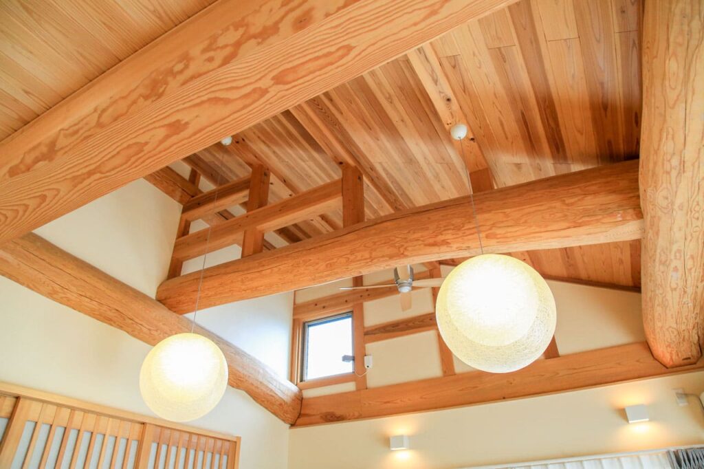 大勝建設施工事例「日々の暮らしを考えた伝統的な土壁と木の家」
迫力ある梁丸太が印象的な吹き抜けの天井