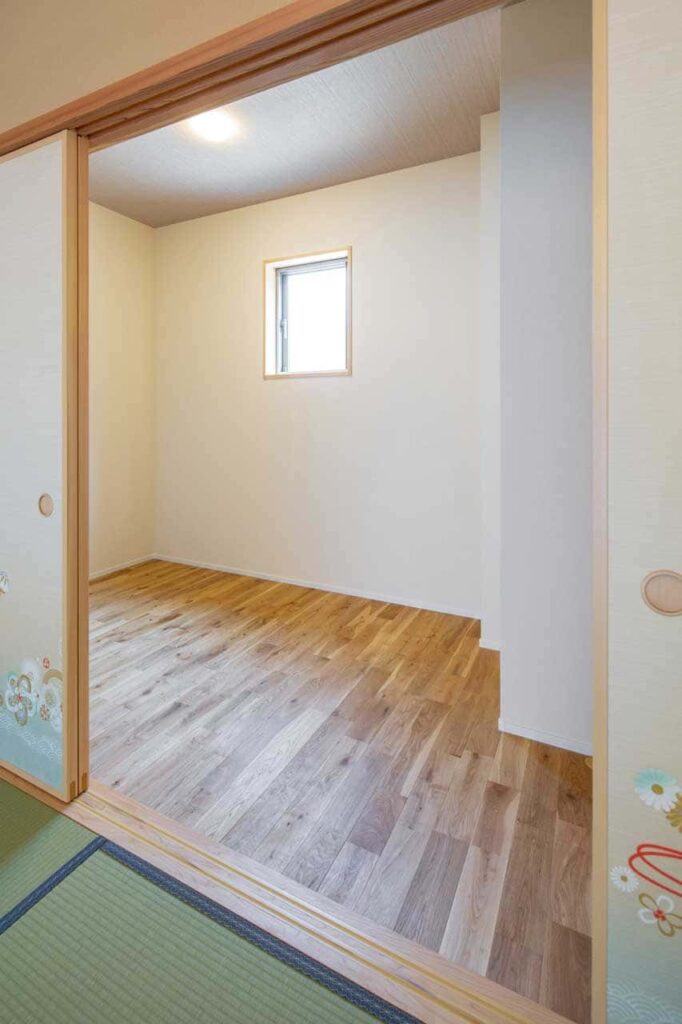 大勝建設施工事例「日当りと将来の家族変化を考えた住まい」
和室の横には、お持ちのタンスを置ける収納スペースを確保しました。