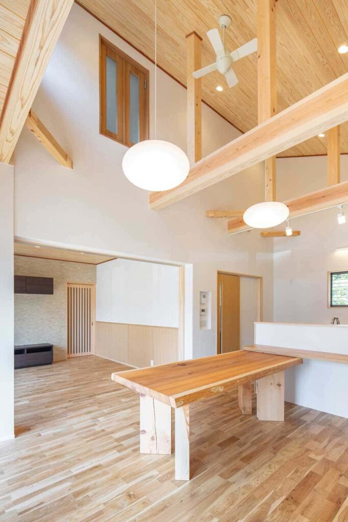 大勝建設施工事例「日当りと将来の家族変化を考えた住まい」
ダイニングは勾配天井の吹き抜けになっています。天井には岐阜県産杉板を貼っています。