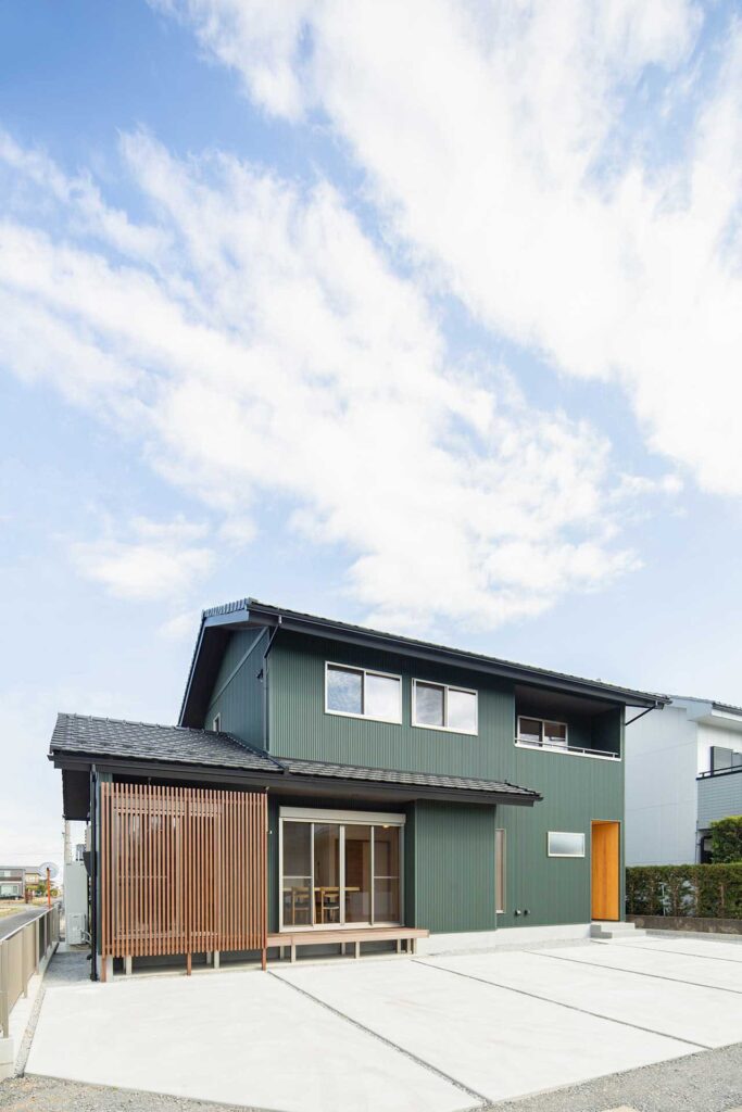 大勝建設施工事例「グリーンとウッドのコントラストが美しい家」