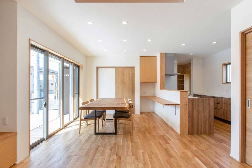 大勝建設施工事例「グリーンとウッドのコントラストが美しい家」